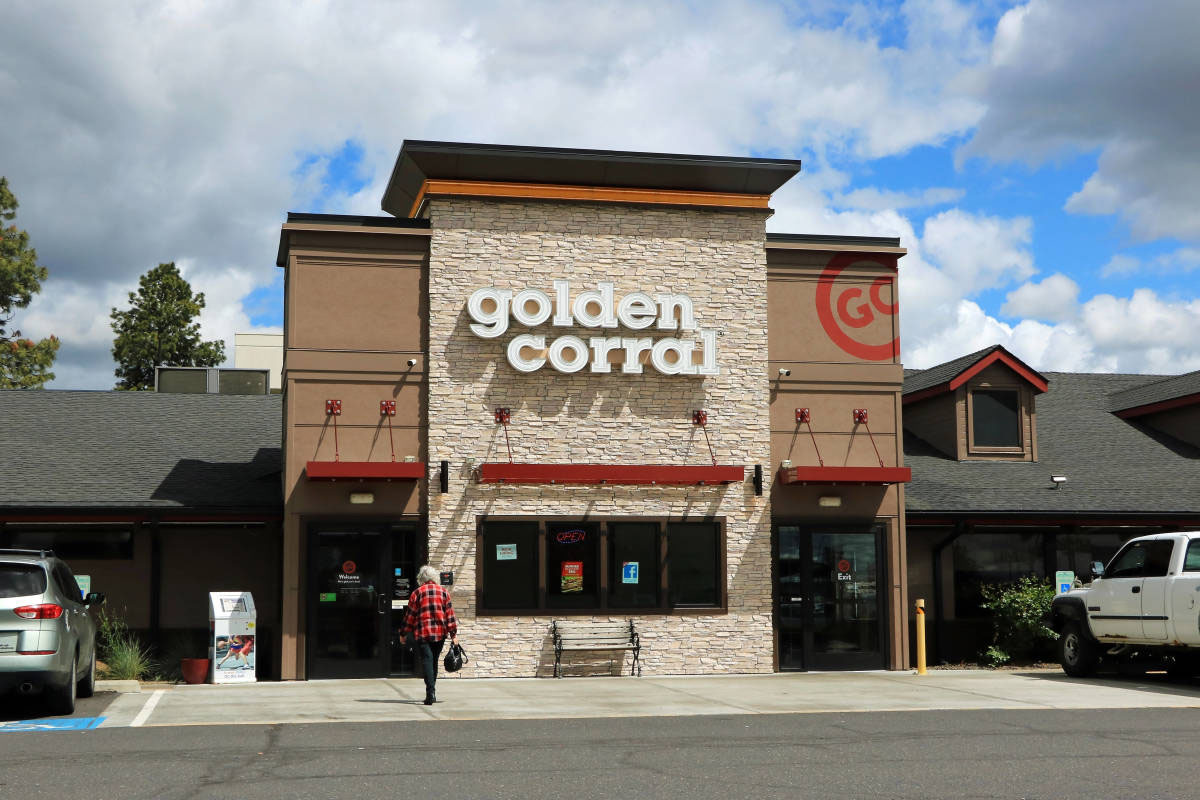 What Time Does Golden Corral Serve Lunch